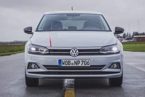 Polo klebt beim Modell "Beats" einen Zierstreifen aufs Auto