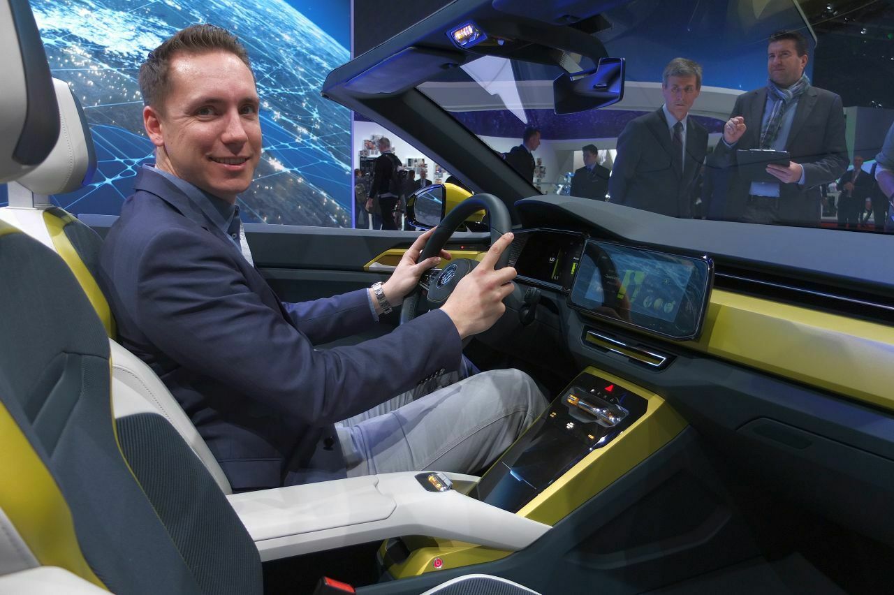 MT-Redakteur Constantin in VWs SUV-Studie. Im Hintergrund bildet sich Auto-Experte Ferdinand Dudenhöffer eine Meinung