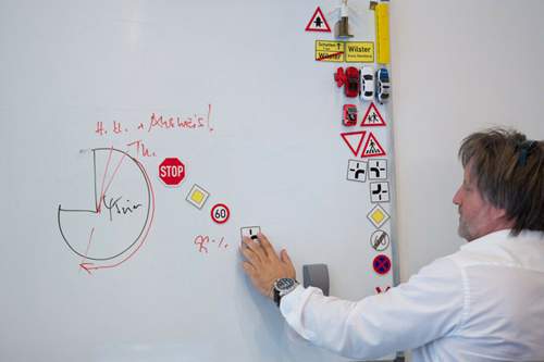 Immer häufiger fragen Fahrlehrer nach Schulungen für Assistenzsysteme