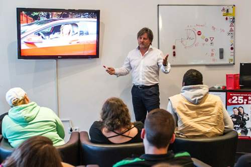 Die Fahrschulbranche hofft ausgerechnet auf die Digitalisierung und will den Sprung zum "Technik-Coach" schaffen