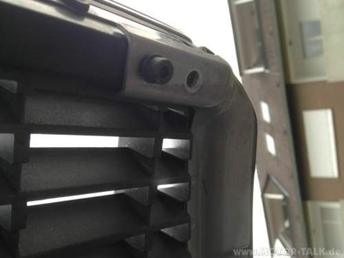 Grill an Motorhaube, unten verschraubt