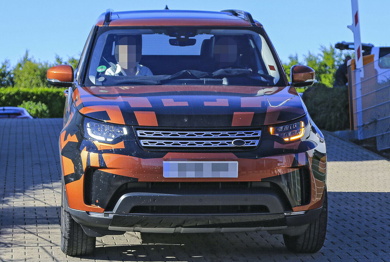 Land Rover Discovery 5: Ein wenig getarnter Erlkönig wurde jetzt nahe des Nürburgrings gesichtet