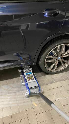 Wagenheber mit BMW Pad.jpg