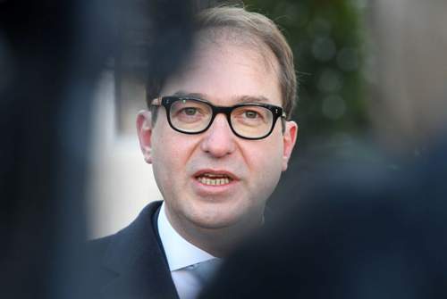 Die EU hatte von Dobrindt Änderungen an den deutschen Maut-Plänen gefordert - die sollen jetzt sogar Mehreinnahmen bringen, hat der Verkehrsminister ausgerechnet