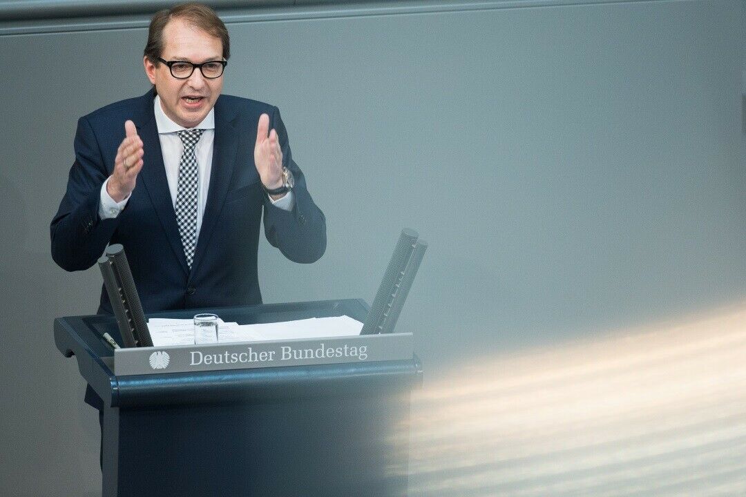 Die Reduzierung der Kfz-Steuer für deutsche Autofahrer sei allein Sache der Bundesrepublik, sagt Dobrindt