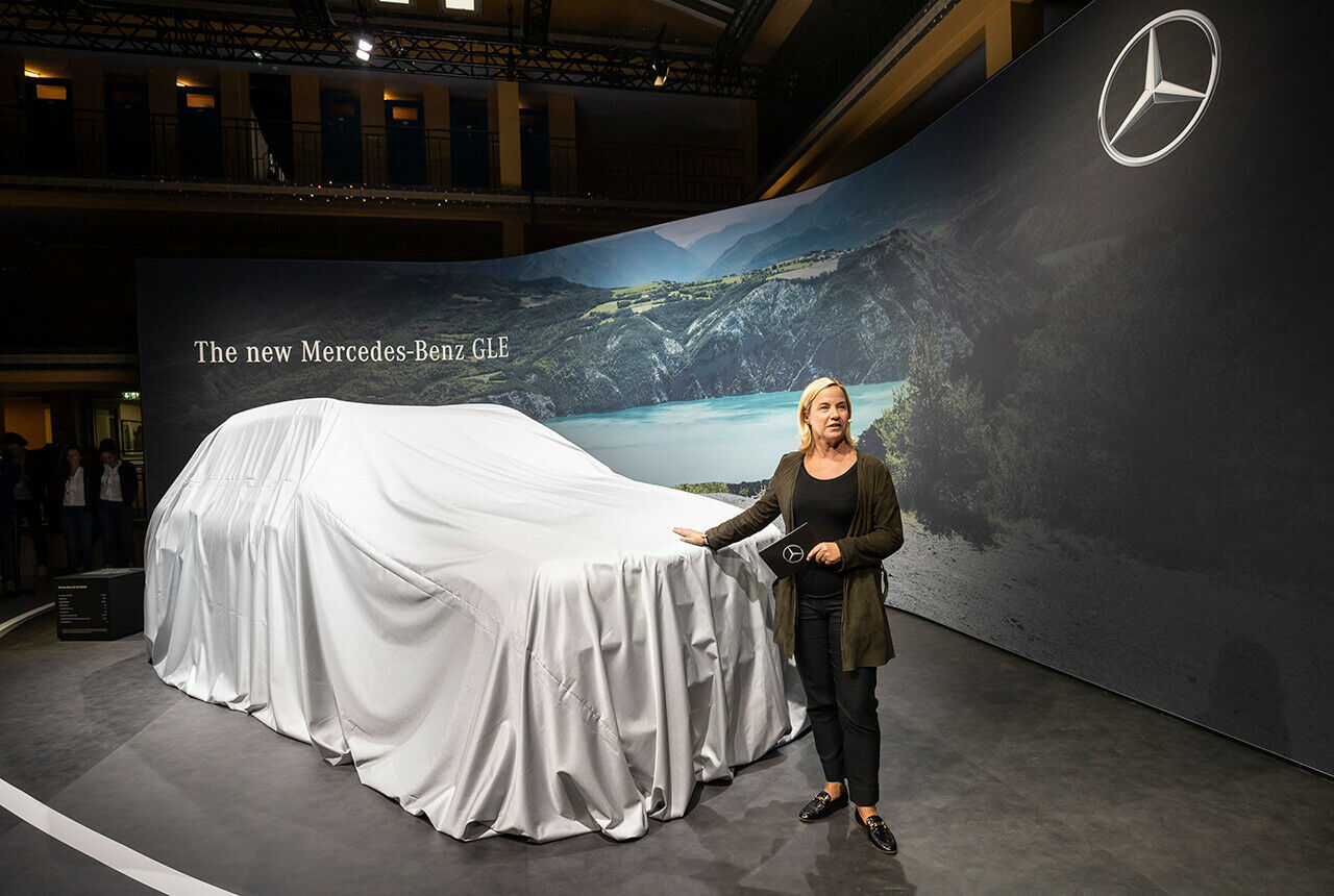 Britta Seeger, Vertriebsvorstand bei Mercedes-Benz, präsentiert am Vorabend der Paris Motor Show das neue Mercedes-GLE-SUV