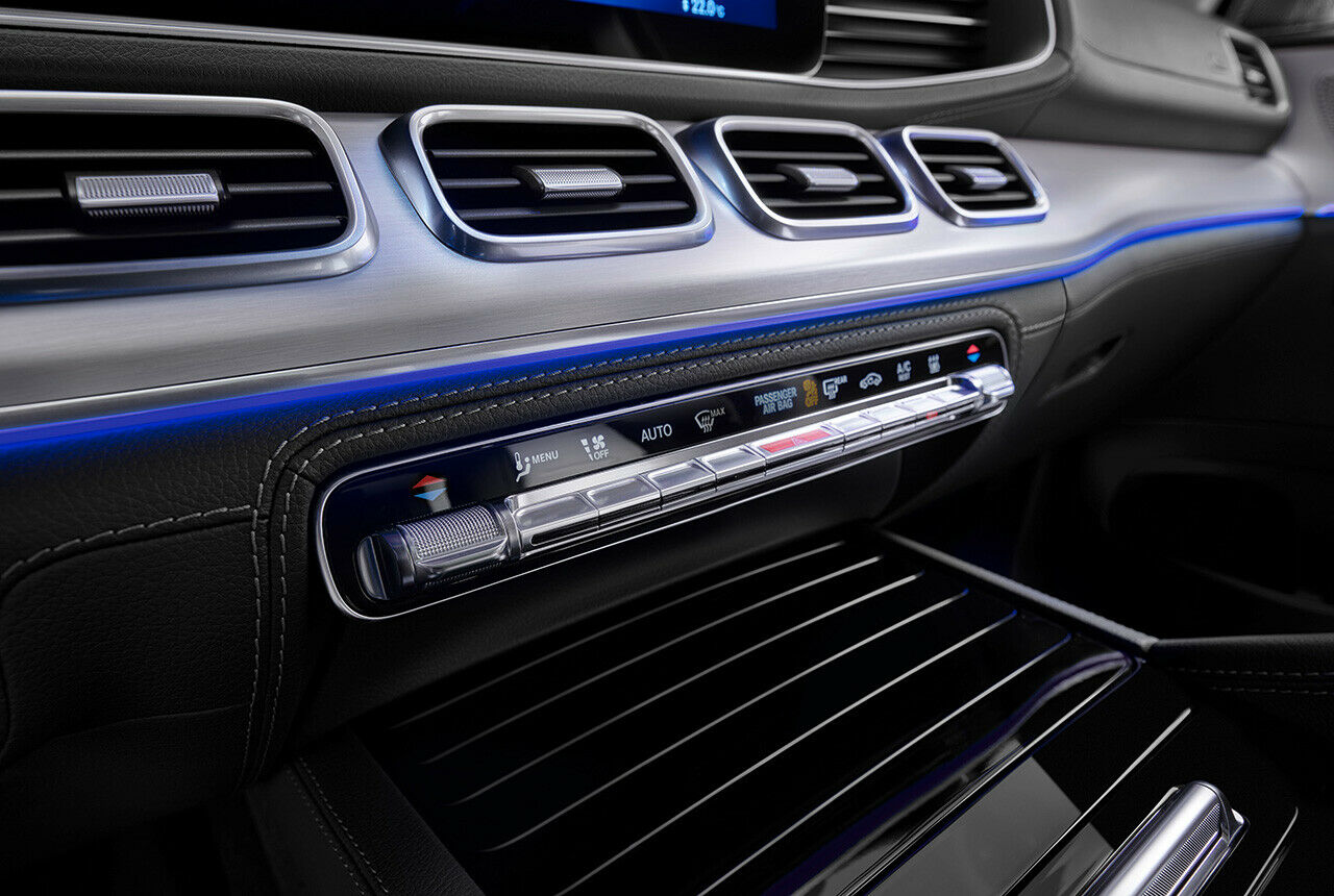 Die Bedieneinheit für die Klimaanlage kam zum ersten Mal in der A-Klasse zum Einsatz, die rechteckigen Lüftungsdüsen sind bislang exklusiv dem Mercedes GLE für 2019 vorbehalten