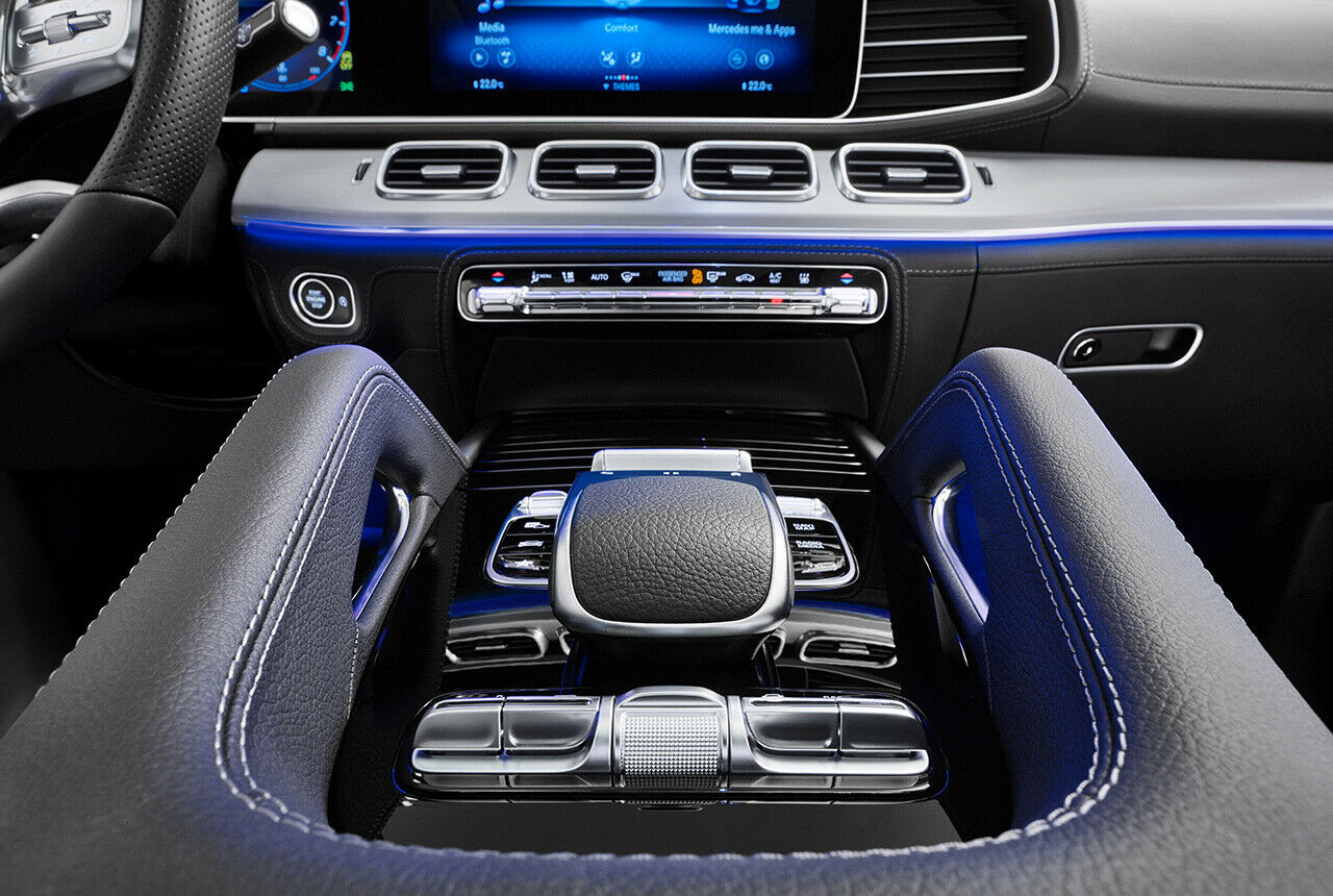 Die Einfassung des Touchpads führt Mercedes auch im GLE-SUV in Klavierlack-Optik aus. Nicht unsere Lieblingslösung