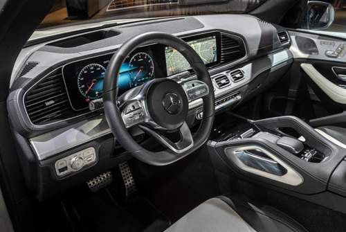 Im Innenraum des neuen Mercedes GLE SUV sitzt das Widescreen-Display mit den beiden 12,3-Zoll-Bildschirmen vor einer "Bühne"