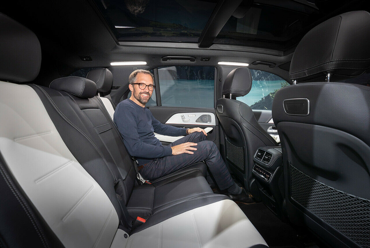 Bei weit nach hinten gefahrenem Vordersitz bleibt auf der Rückbank noch reichlich Platz für die Beine, die Sitzbank ist im GLE-SUV jedoch recht tief angebracht