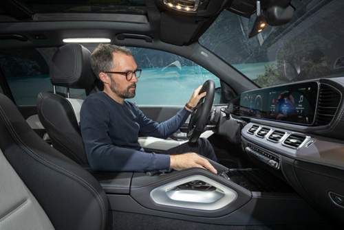 Der neue Mercedes GLE hilft den Insassen bei der Bedienung, indem er Bewegungen erkennt und entsprechende Menübefehle anzeigt