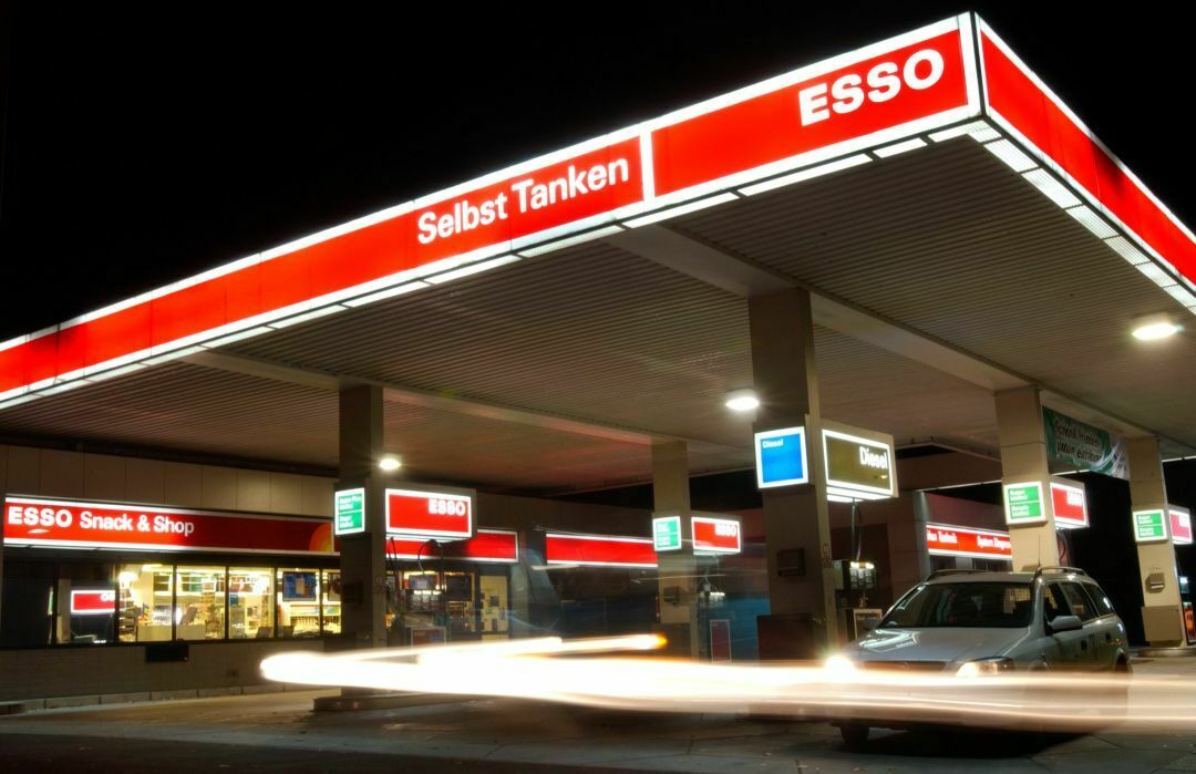 Eine Esso-Tankstelle in Heusenstamm (Beispielfoto). Der Mitarbeiter einer Tankstelle in Erfurt trank während seiner Schicht so viel, dass die Polizei die Tankstelle schloss