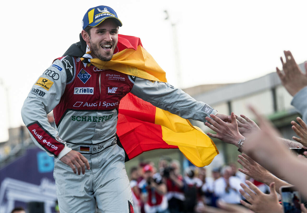 Abklatschen vor der Siegerehrung. Daniel Abt auf dem Weg zum Podest