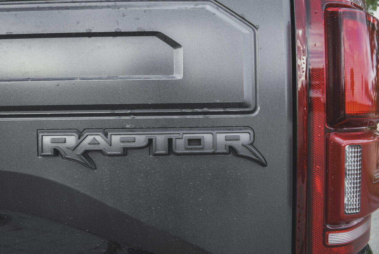 Nicht sehr subtil: Raptor-Schriftzug