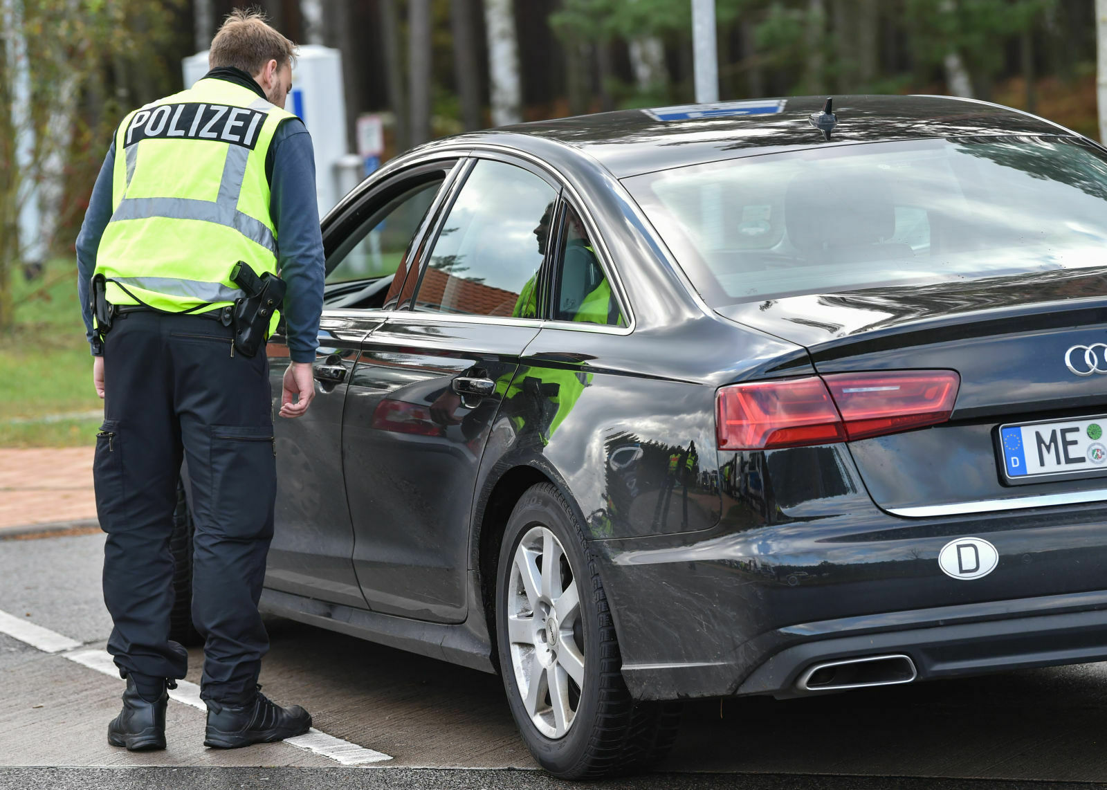 Ein Autofahrer drehte bei der Verkehrskontrolle am Samstag in Berlin durch. Das Foto ist nur sinnbildlich von einer Kontrolle und zeigt nicht den tatsächlichen Fall
