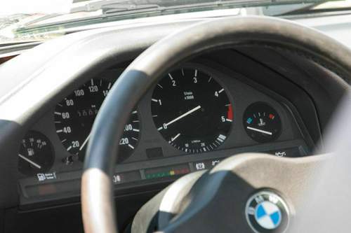 800px-e30-325e-armaturentafel-jm