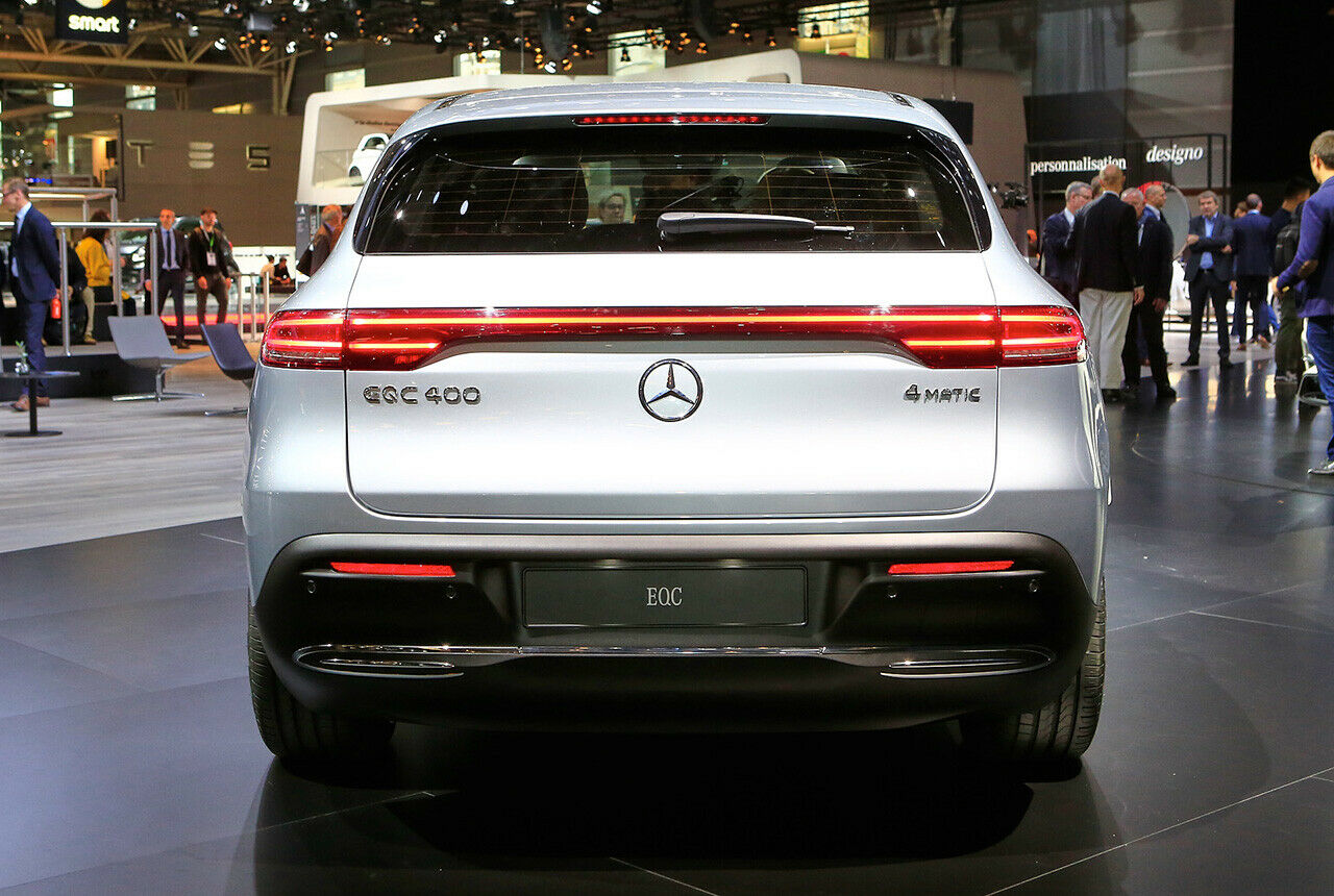 Der EQC ähnelt der aktuellen Modellpalette von Mercedes, viele Details weisen ihn jedoch klar als EQ-Modell aus