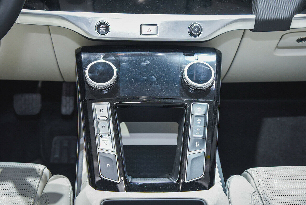 Große Druckknöpfe statt Drehrad für den Jaguar I-Pace um die Gänge zu wählen