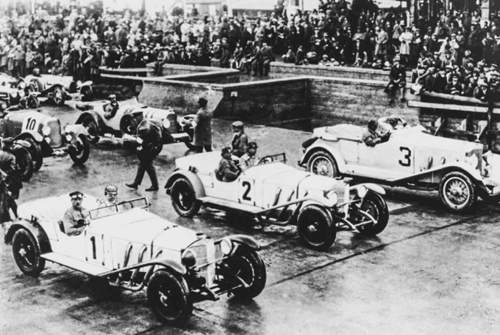 In der ersten Startreihe des ersten Sportwagenrennens auf dem Nürburgring warten am 19.6.1927 der spätere Sieger Rudolf Caracciola auf Mercedes-Benz 680 S (Nr. 1), Adolf Rosenberger (Nr. 2) und Rittmeister von Mosch (Nr. 3) auf den Start