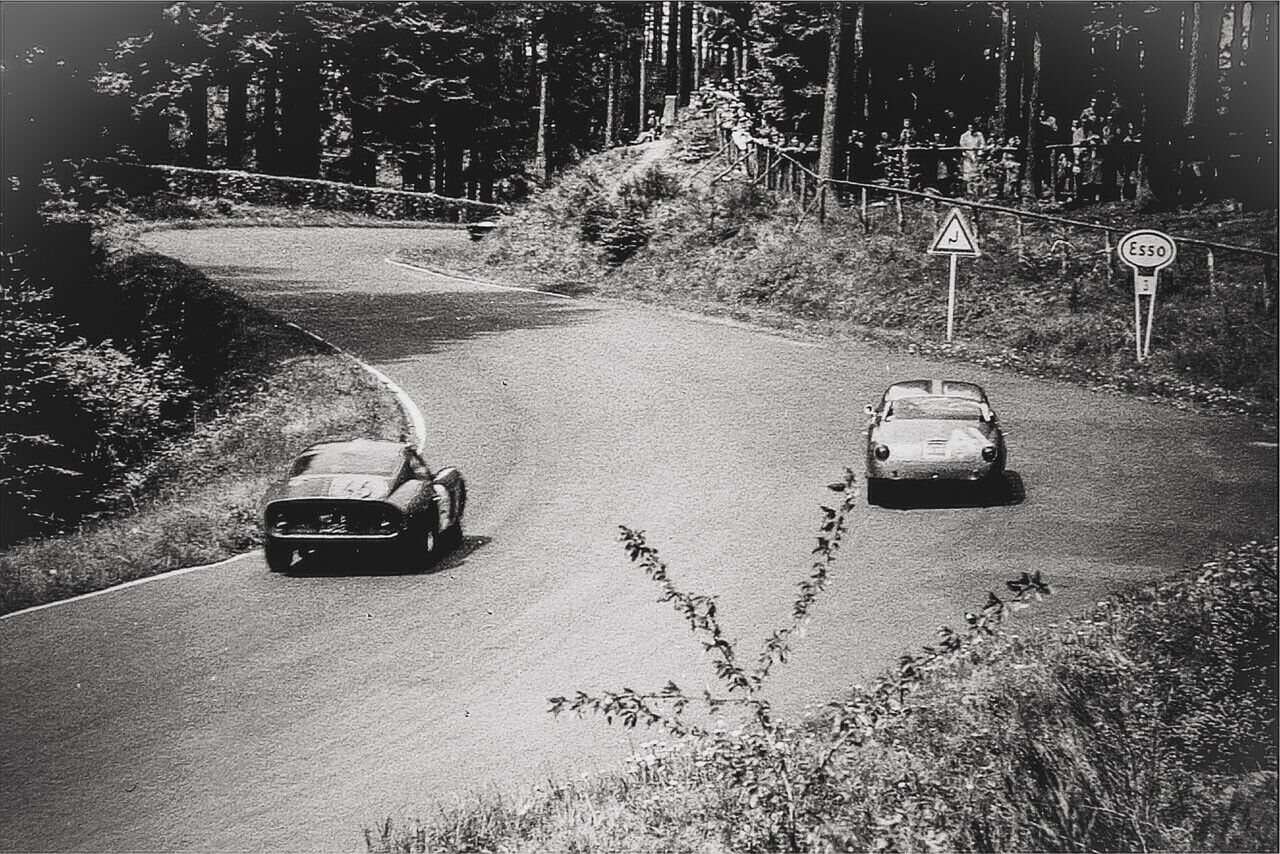 Historie: Ferrari 250 GTO von Noblet/Guichet (Nr. 45) überrundet Lancia (Nr. 41)