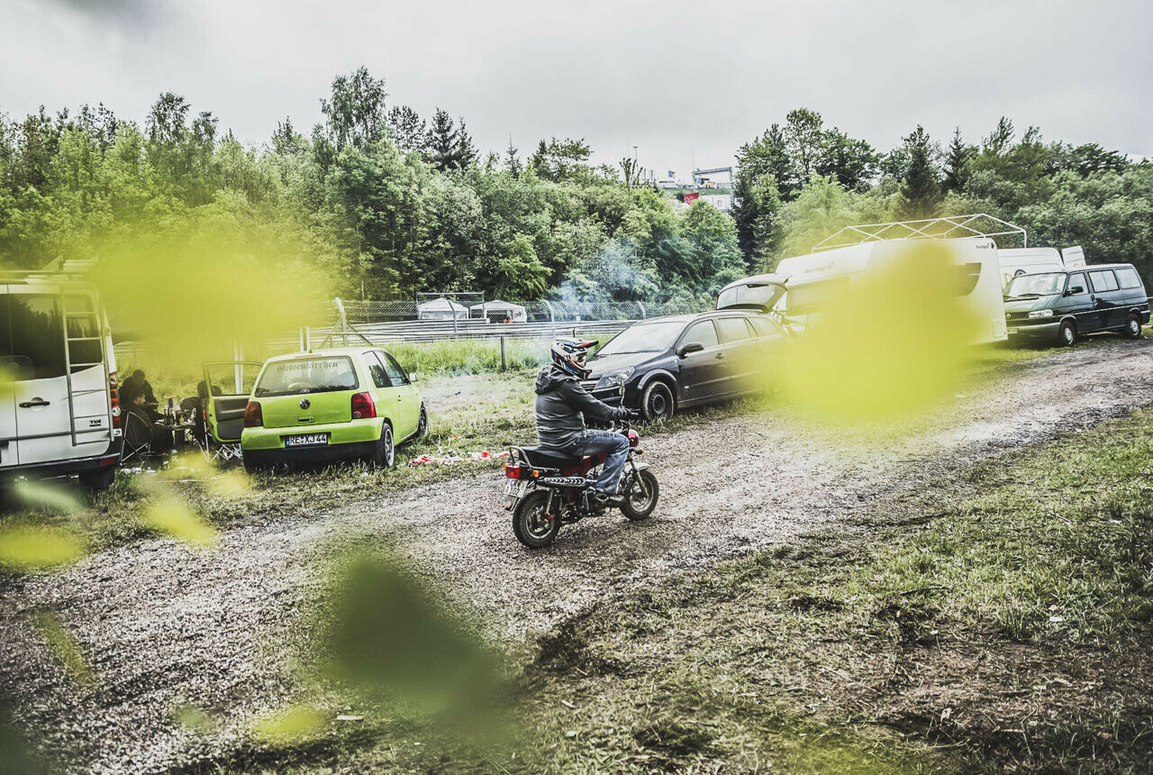 Manchmal ist es zu heiß, aber meistens viel zu nass: Auf den Campingplätzen rund um die Nordschleife