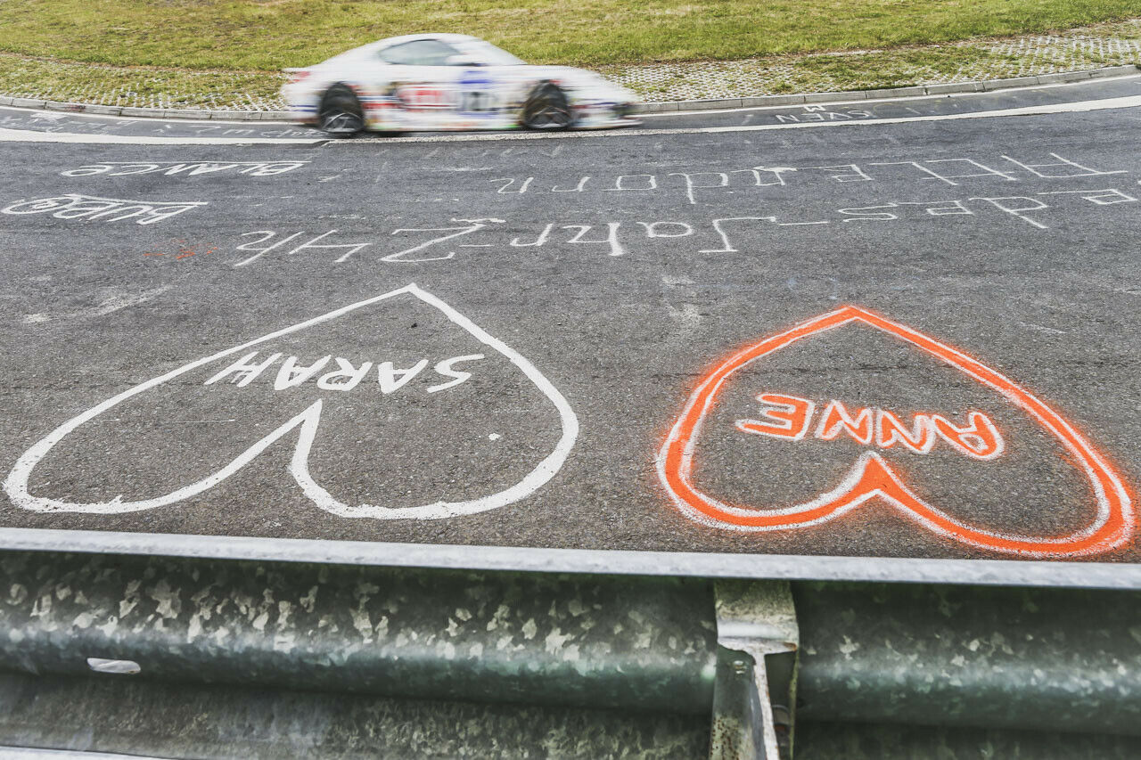 Ob Anne Sarah liebt, wissen wir nicht. Aber wir vermuten, dass beide die Nordschleife lieben