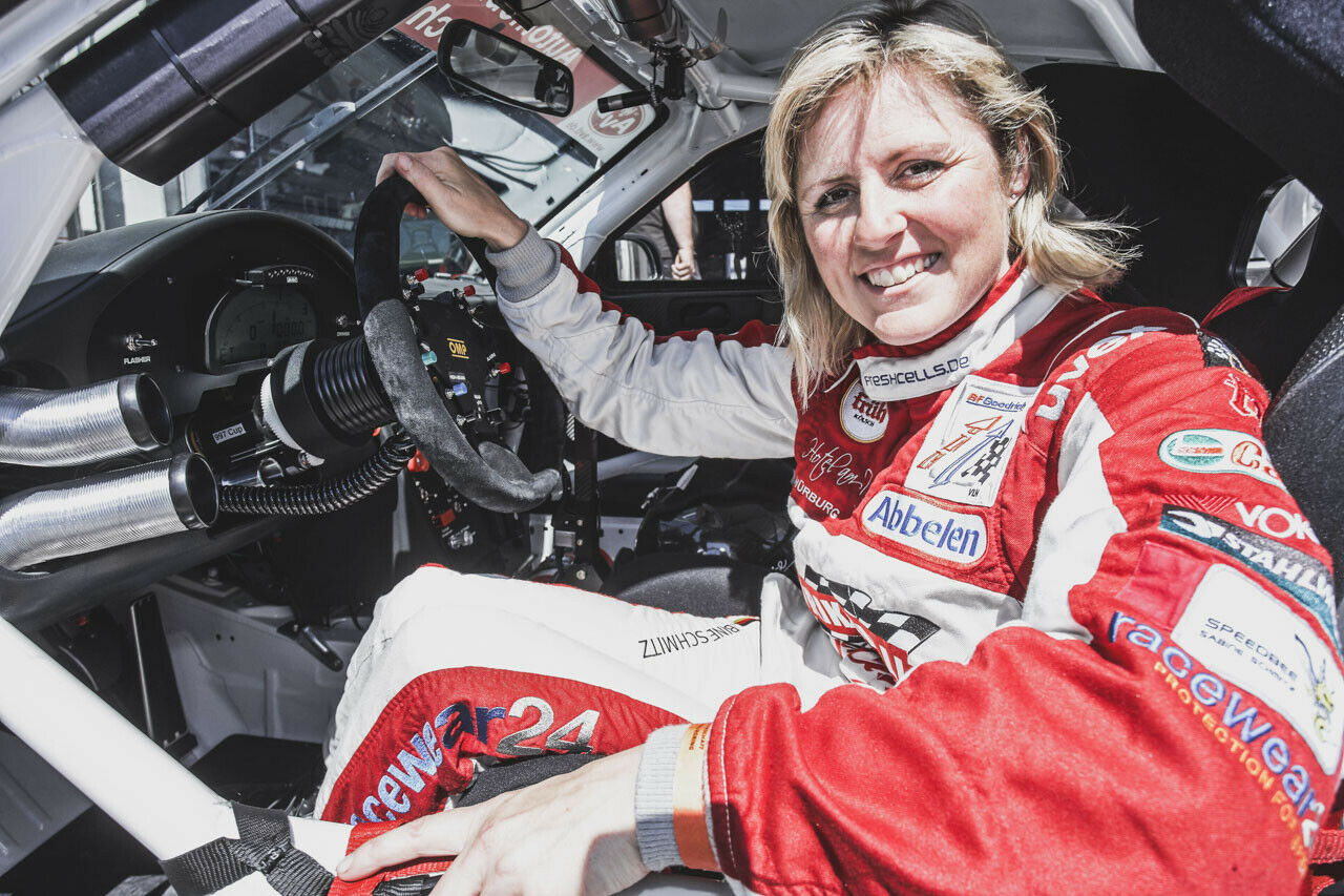 Die Rennfahrerin Sabine Schmitz sitzt am Nürburgring während des Trainings zum Langstreckenpokal in ihrem Porsche 997