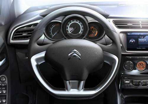 Der Citroën-Doppelwinkel symbolisiert winkelverzahnte Antriebsräder. André Citroën erwarb als junger Mann in Polen ein Patent auf die industrielle Fertigung dieses uralten Systems und fertigte solche Zahnräder erstmals in Stahl.