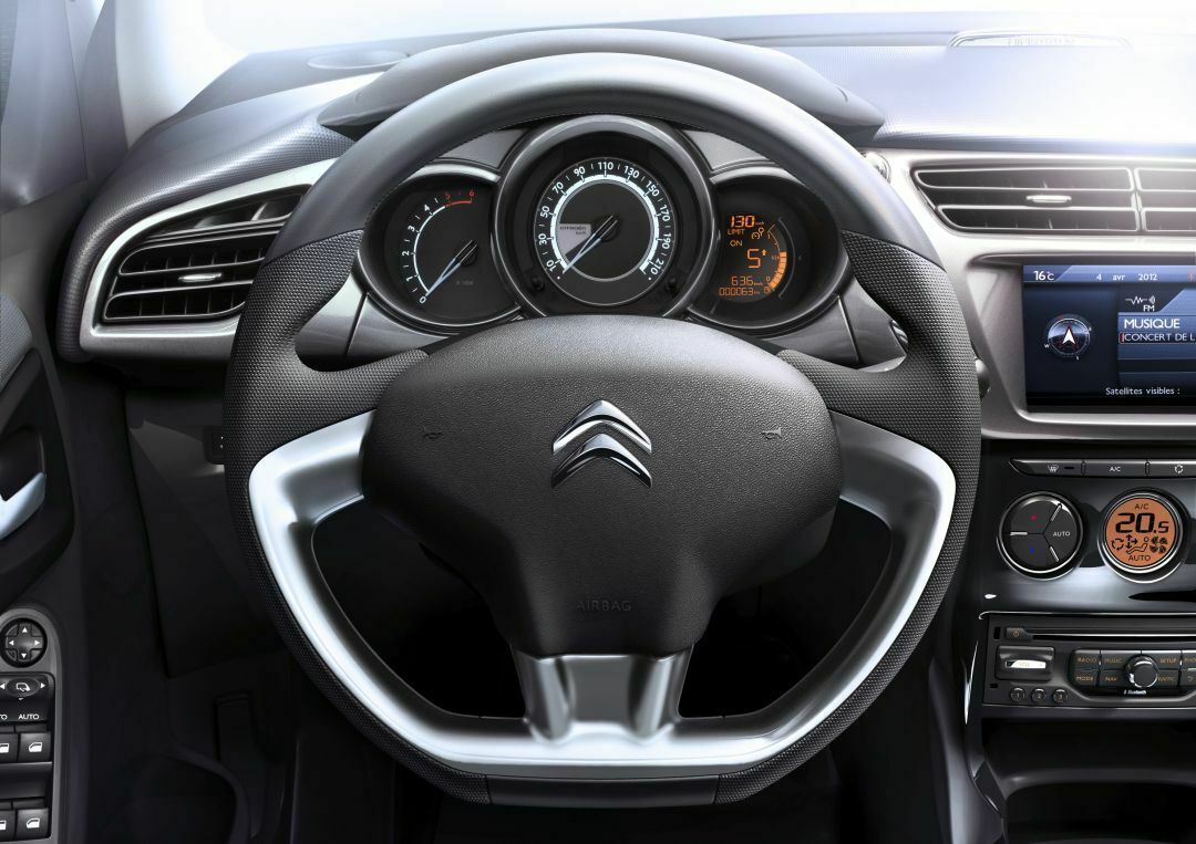 Der Citroën-Doppelwinkel symbolisiert winkelverzahnte Antriebsräder. André Citroën erwarb als junger Mann in Polen ein Patent auf die industrielle Fertigung dieses uralten Systems und fertigte solche Zahnräder erstmals in Stahl.