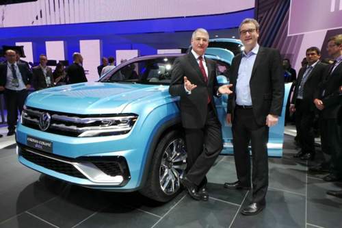 VW-Entwicklungschef Hans-Jakob Neußer und MOTOR-TALK-Reporter Carsten Paulun vor dem Cross Coupé GTE