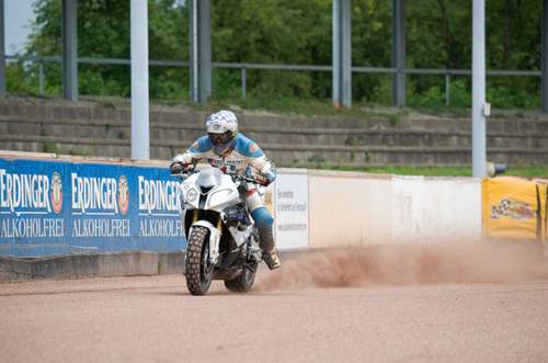 Nach fünf Stunden testete Maier noch eine umgebaute BMW S1000 RR (193 PS) mit Stollenbereifung