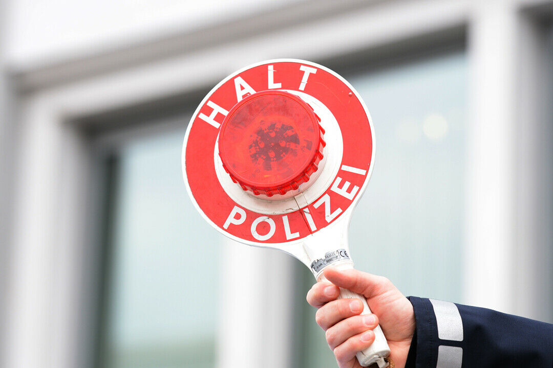 Die Polizei in Jena zog einen zu schnell fahrenden Rentner in seinem Elektro-Rollstuhl aus dem Verkehr