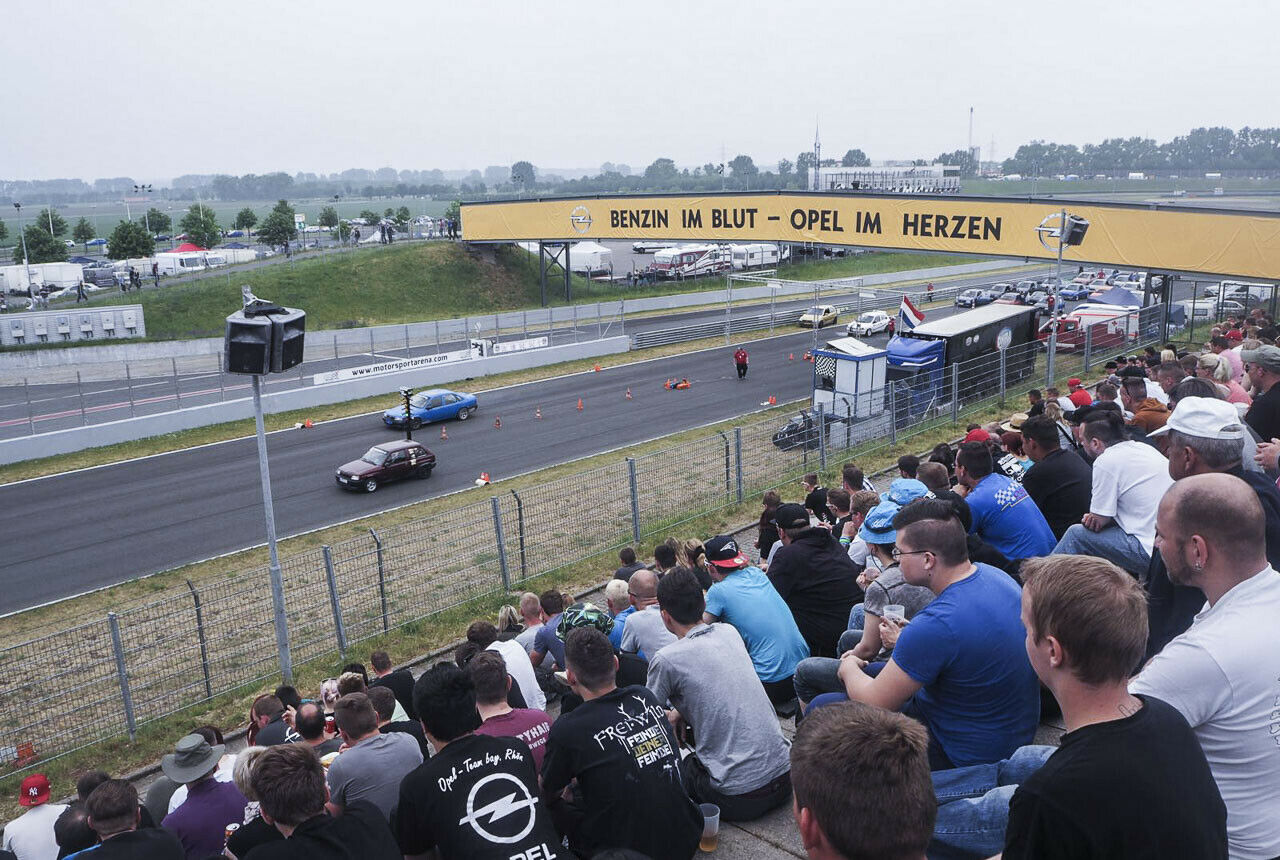 Beim Beschleunigungsrennen auf der Achtelmeile können Opel-Fans zeigen, was in ihren Autos steckt