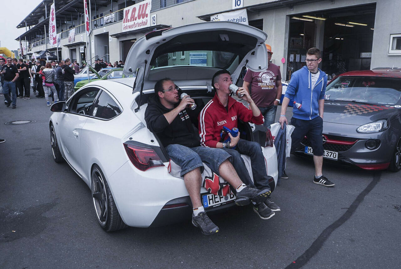 VW-Fans treffen sich am Wörthersee, die Opel-Gemeinde in Oschersleben. Trinkfestigkeit gehört zu einer wichtigen Voraussetzung. Nur wer auf die Rennstrecke will, muss nüchtern bleiben