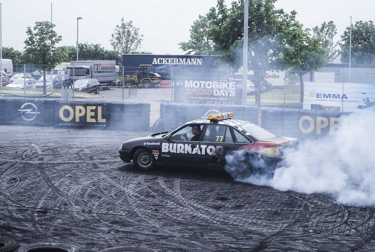 Der Burnator ist eine der Hauptattraktionen beim Opel-Treffen in Oschersleben. Der Fahrer hat nur ein Ziel: Die Hinterräder beim Driften so lange durchdrehen lassen, bis sie platzen. Täglich gehen so etliche Reifensätze drauf