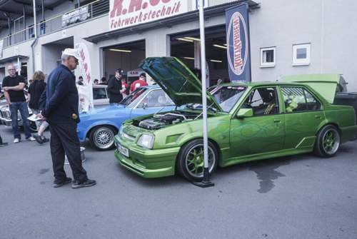 Dass dieses Auto mal ein biederer Ascona C war, ist kaum zu erkennen. Tieferlegung, Breitreifen und allerlei Spoilerkram haben aus dem Spießerauto eine Rennkiste gemacht