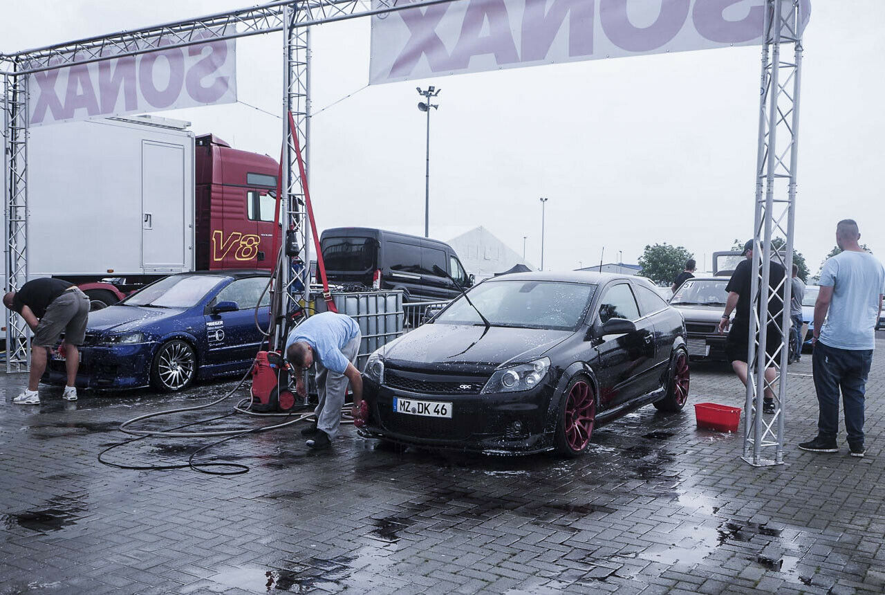 Frühsport in Oschersleben: Echte Opel-Fans waschen ihr Schätzchen noch mit der Hand. Schon am Morgen ist die Waschstraße gut besucht