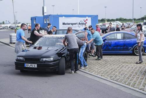 Wer seinen Opel liebt, der schiebt: Nicht alle Autos halten das Rennwochenende in Oschersleben ohne Ausfall durch