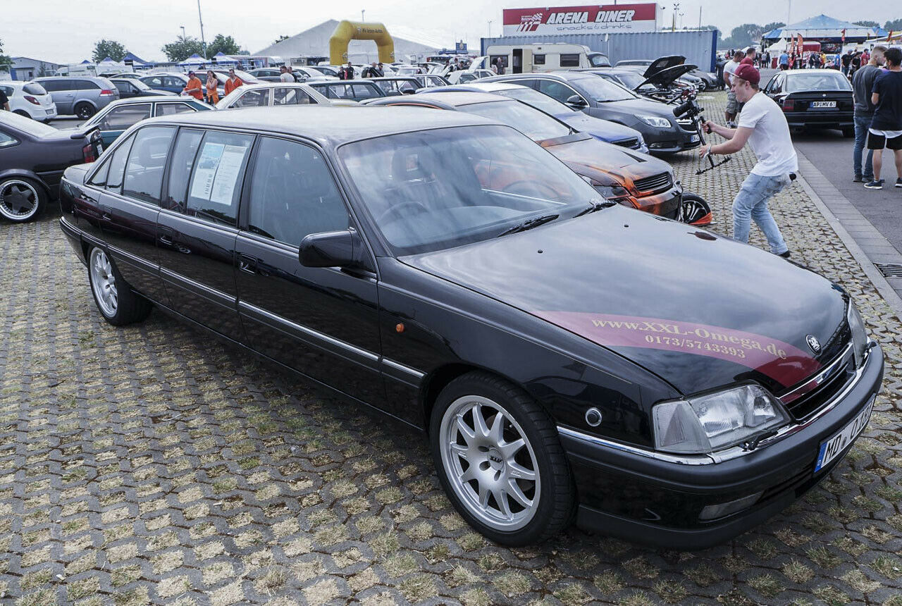 Der Omega konnte vor 25 Jahren sogar als gestretchte Staatslimousine geordert werden. Es blieb aber bei Einzelbestellungen. Die meisten Politiker fuhren lieber Mercedes S-Klasse