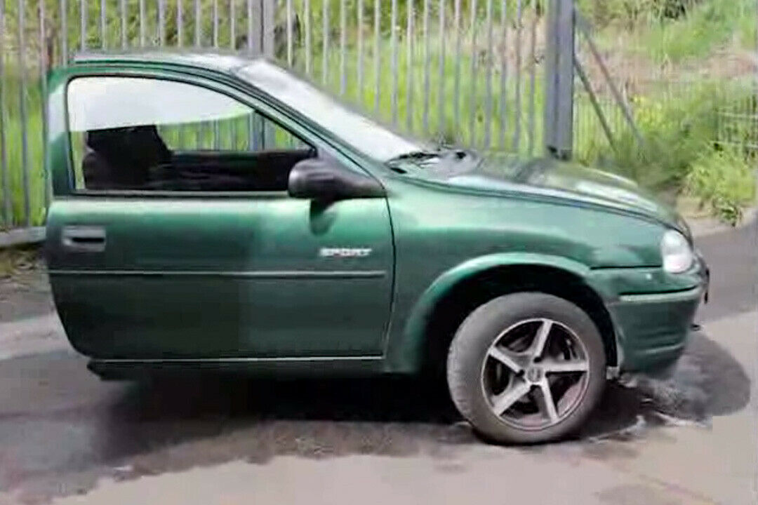 Ein halber Corsa: Ebay-Nutzer "der.juli" teilte seinen Besitz. Wortwörtlich