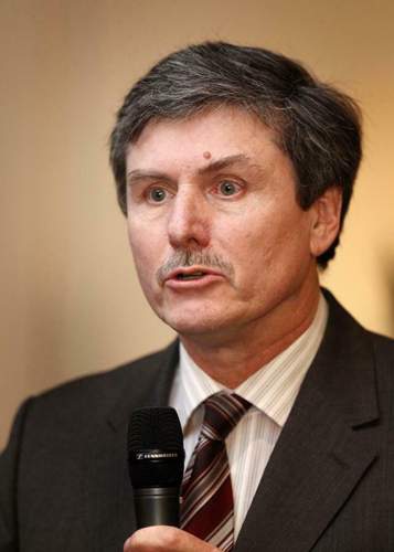 Experte für automobile Wirtschaftsfragen - Ferdinand Dudenhöffer vom Center Automotive Research