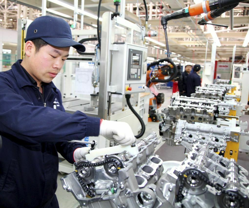 Motorenfertigung im Mercedes-Benz-Werk in Peking, China