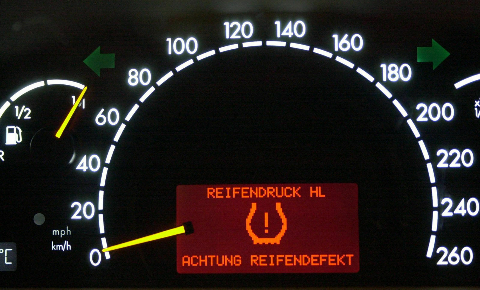 Reifendruck-Kontrollsysteme sind bei Neuwagen seit November 2014 vorgeschrieben. Die Umweltorganisation "Transport & Environment" testete nun indirekt messende Systeme und vergleicht deren Nicht-Funktion mit "Defeat Devices" im Abgas-Skandal