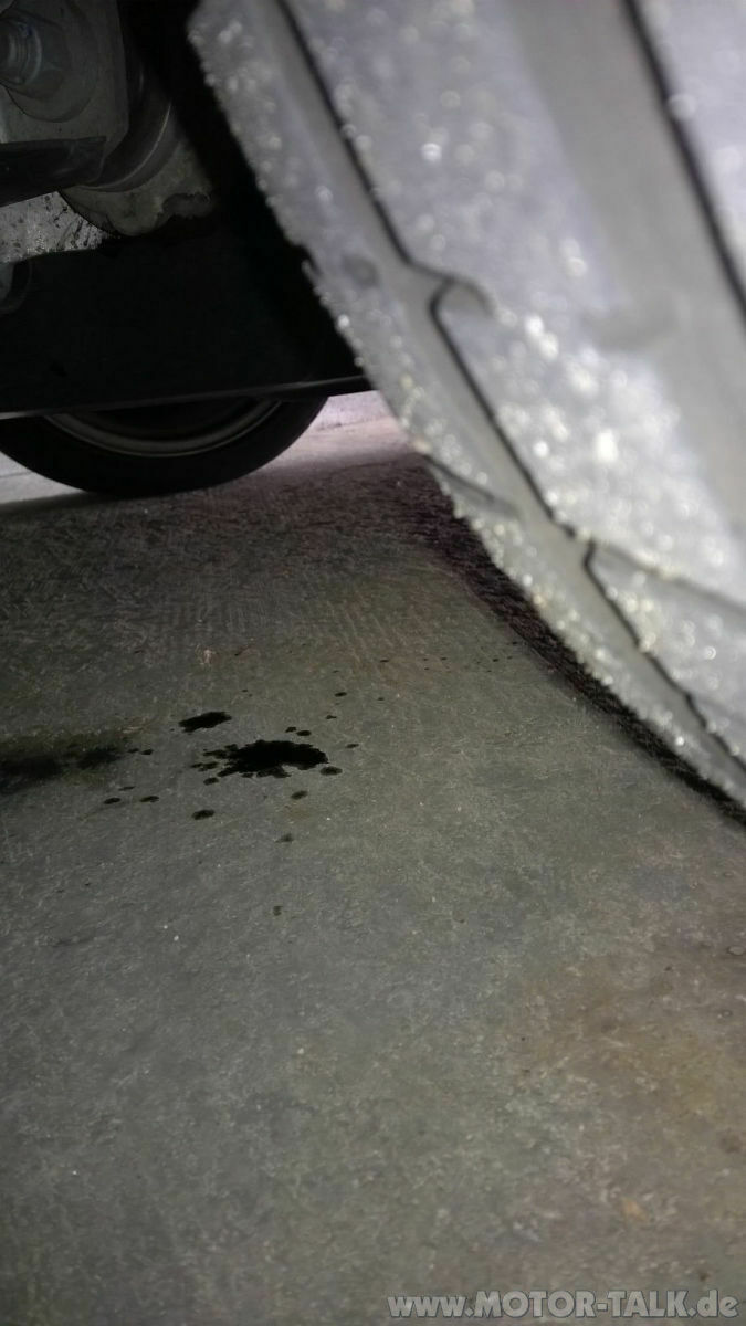 Dunkle Flüssigkeit rechts vorn unterm Auto? Woher?