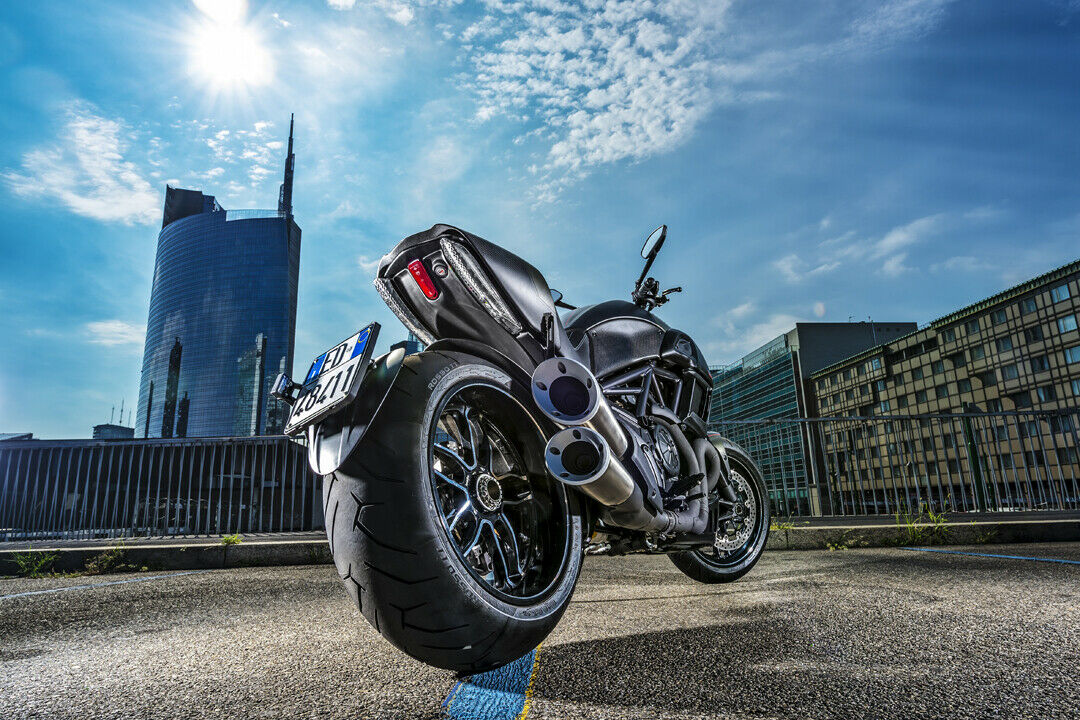 Die Schalldämpfer der Ducati Diavel Carbon sind mit Edelstahl-Hülsen ausgestattet