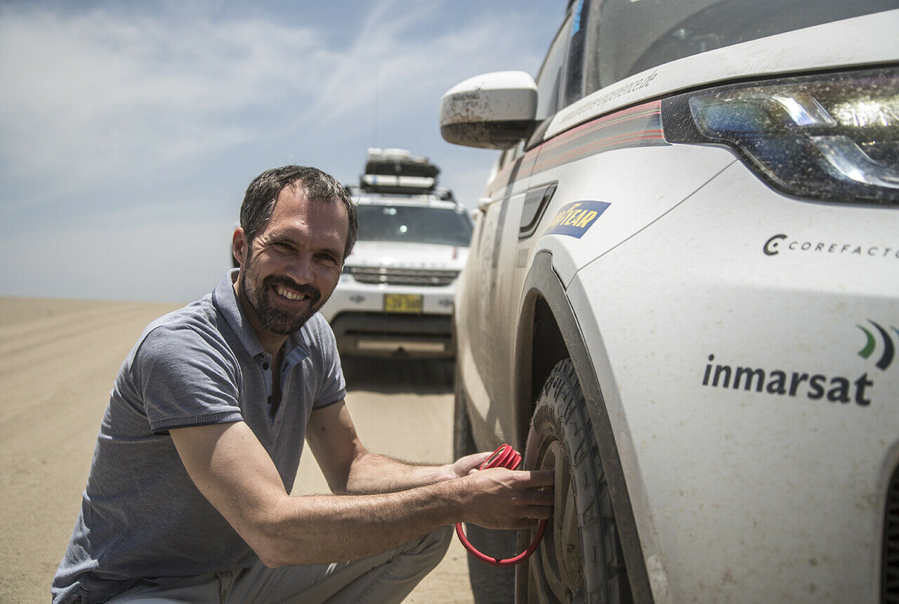 Bevor es in den weichen Dünensand geht, lassen wir Luft aus den Reifen