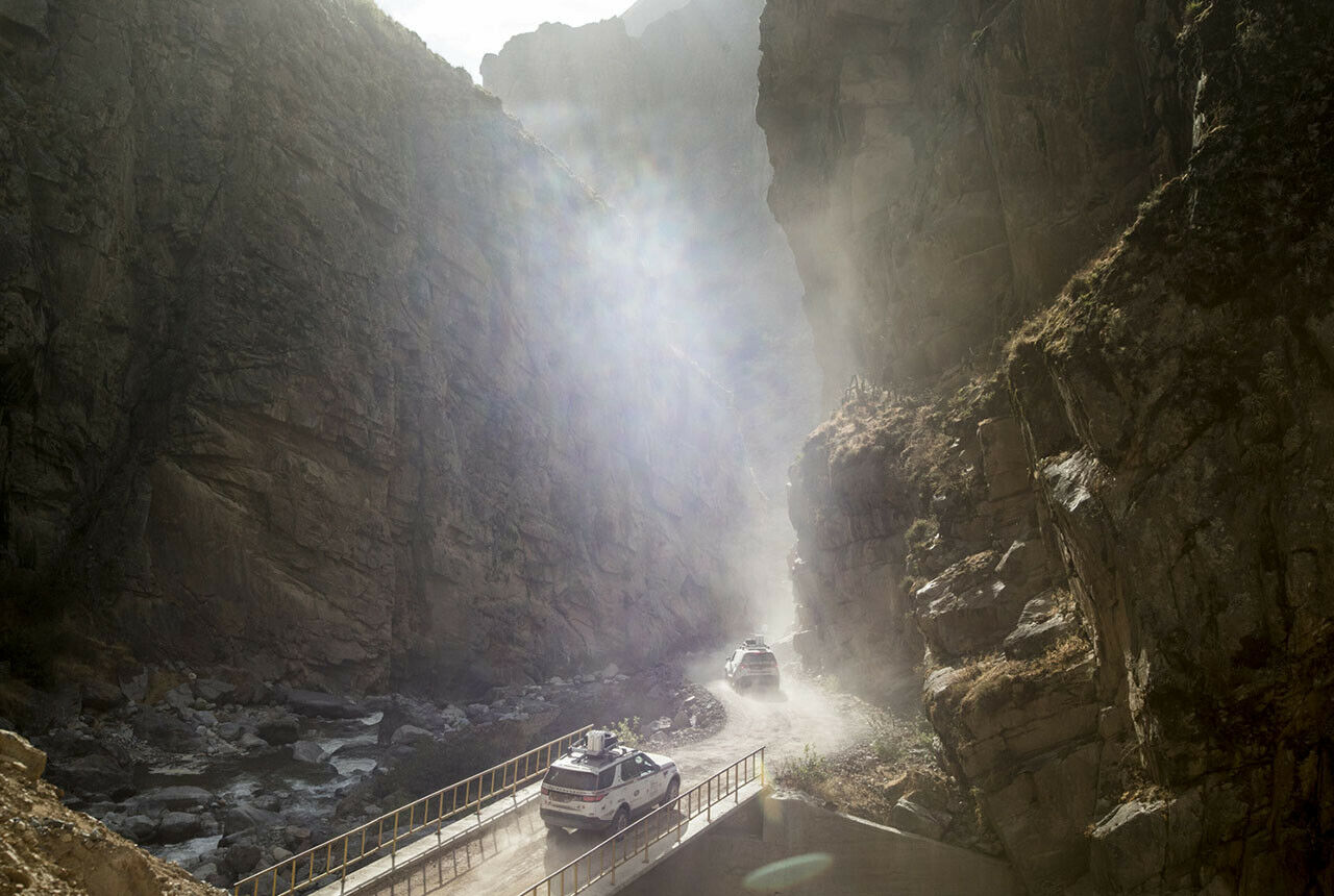 In den tieferen Lagen hat sich der Fluss weit ins Gestein geschnitten