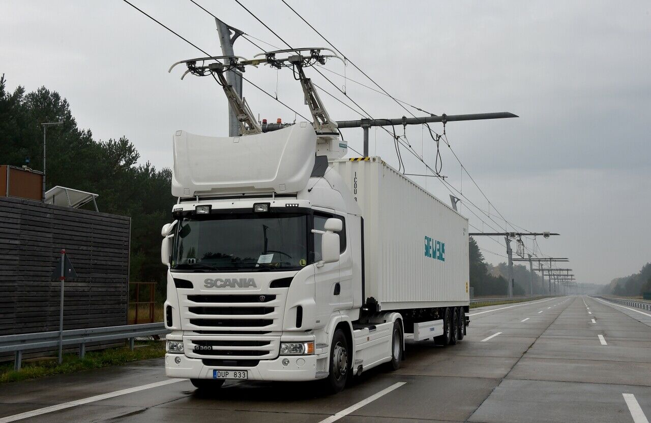 Auf einem Teilstück der A1 und der A5 testet die VW-Tochter Scania ab 2019 Elektro-Lastwagen mit Strom aus der Oberleitung