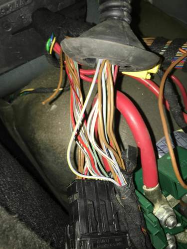 Habe gerade das braune freie Kabel entdeckt. Finde aber kein Gegenstueck...jpg