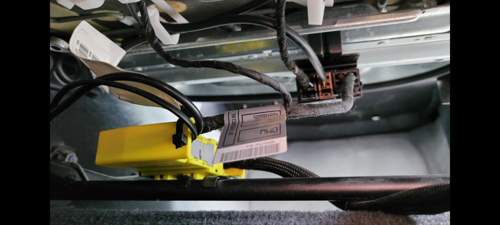 Stecker unterhalb Sitz